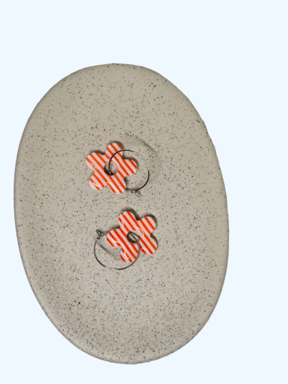 Boucle d'oreille - Fleur à rayures orange - Attaches argentées- Les bijoux de Nicou