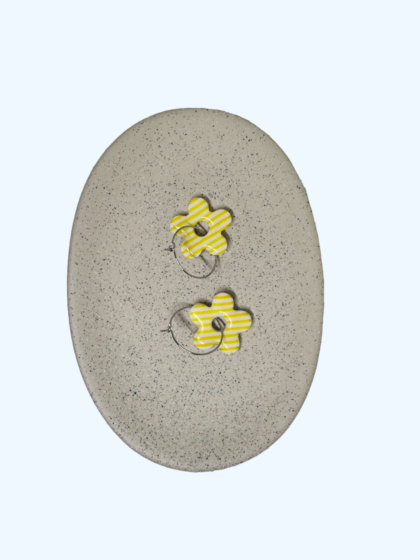 Boucle d'oreille - Fleur à rayures jaune - Attaches argentées - Les bijoux de Nicou
